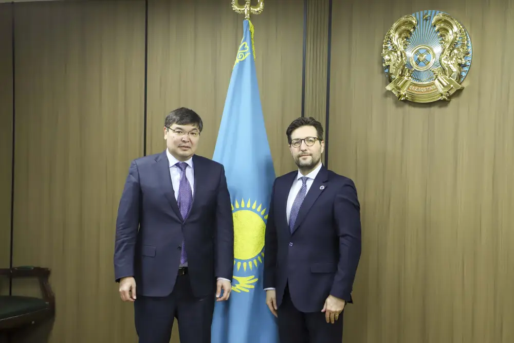 Министр финансов РК Мади Такиев провел встречу с Управляющим директором по Центральной Азии и Монголии Европейского банка реконструкции развития (ЕБРР) Хусейн Озханом. (4)