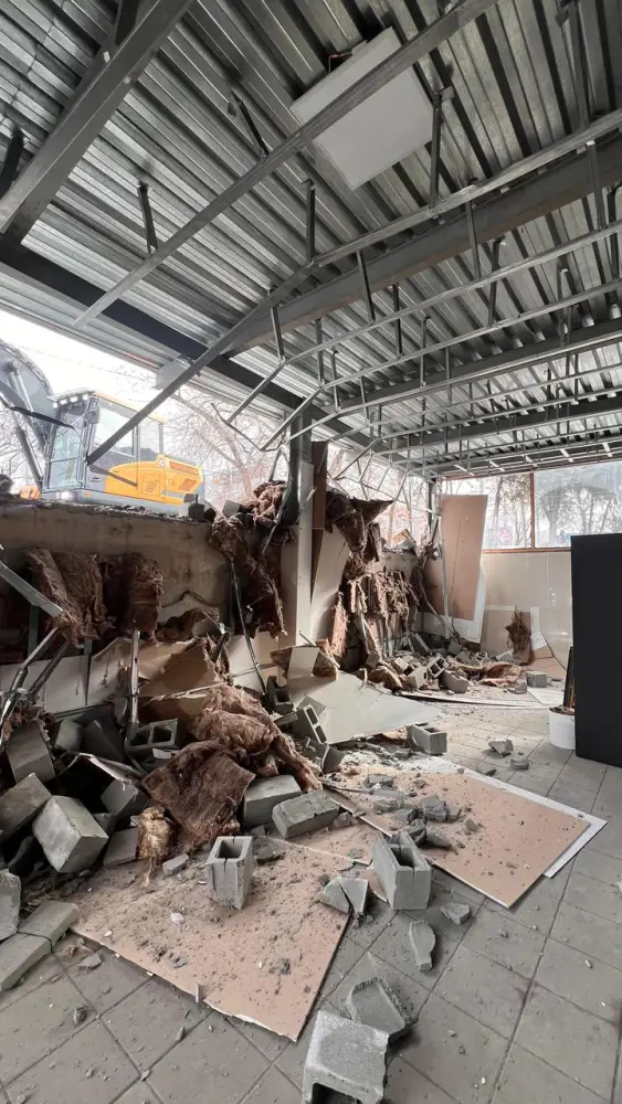 В Алматы снесли очередную незаконную пристройку (3)