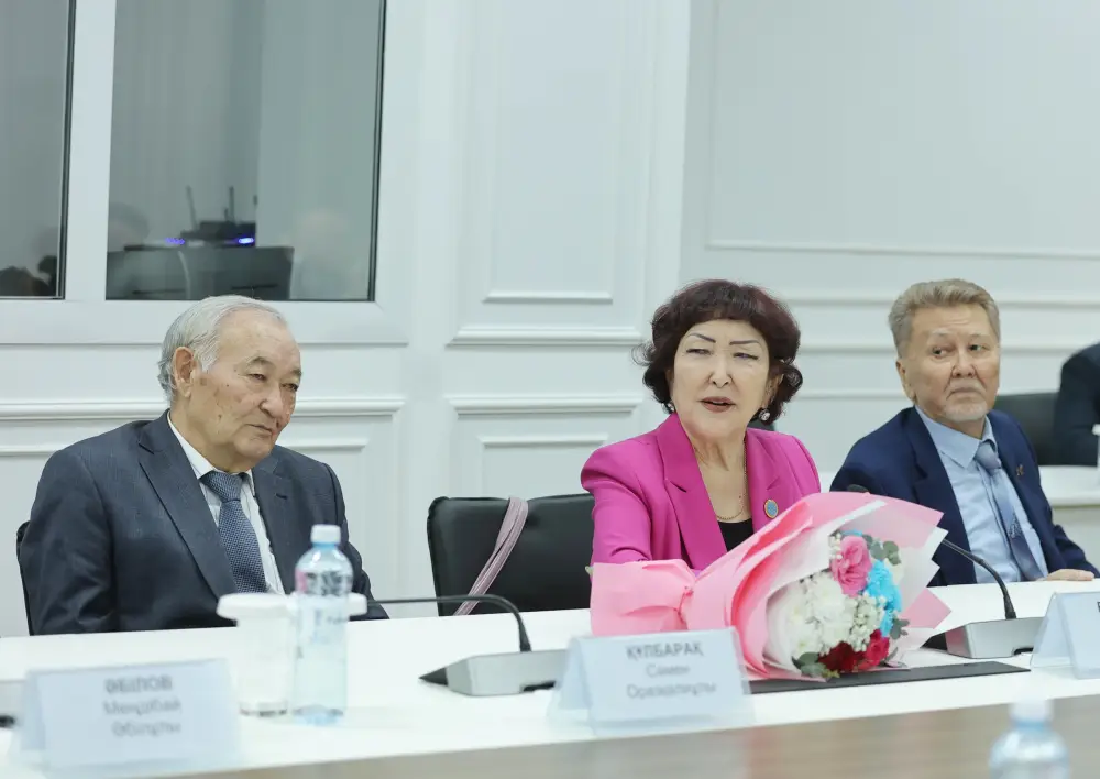 Ербол Карашукеев встретился с представителями интеллигенции (7)