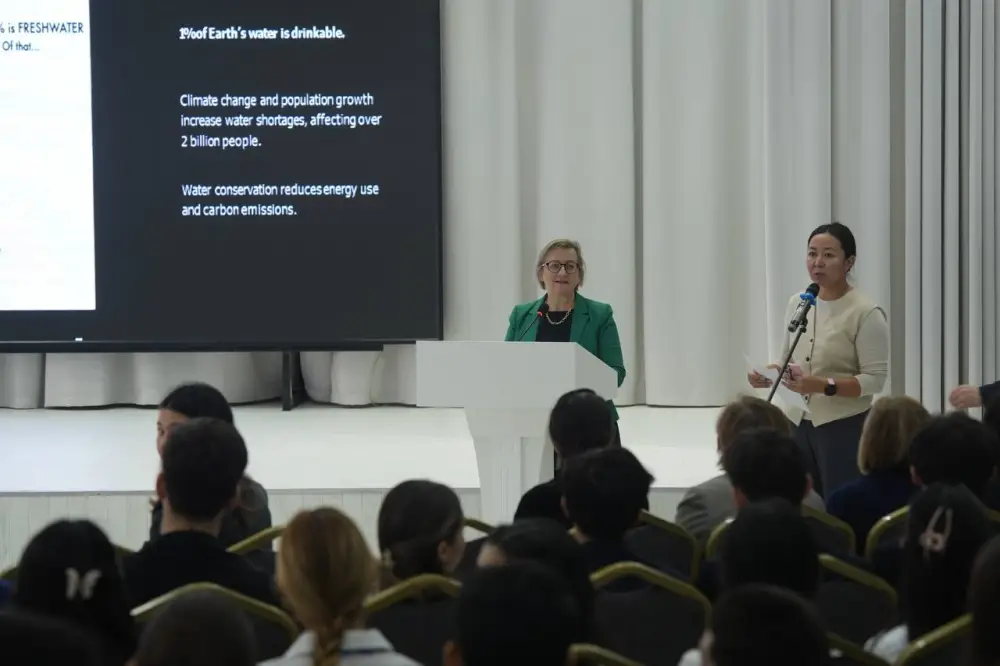 Более 150 тысяч школьников Астаны и Акмолинской области приняли участие в экочасе на тему водосбережения «Экономь воду – сохраняй будущее» (5)