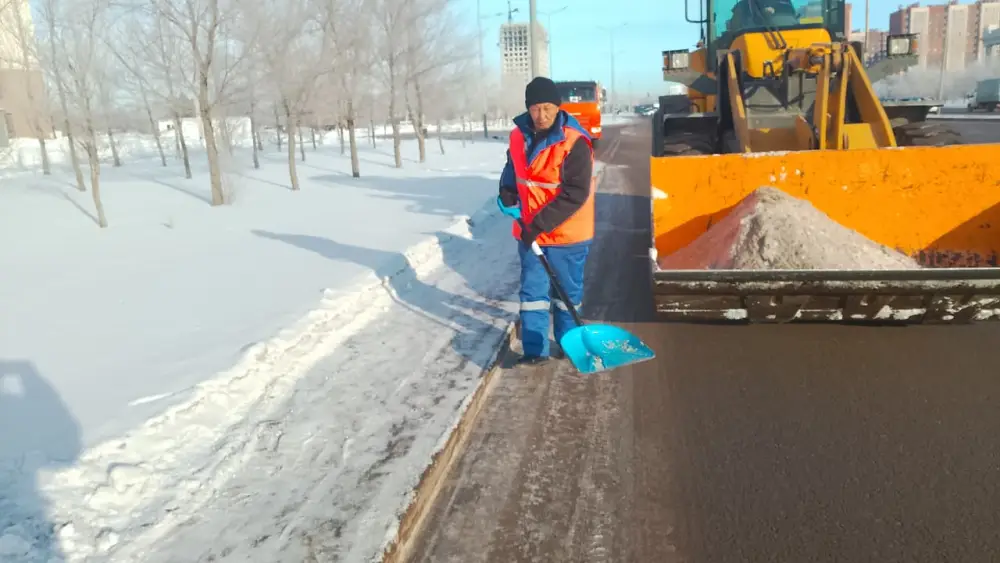 Более 1 100 единиц спецтехники вывели на уборку снега в Астане (9)