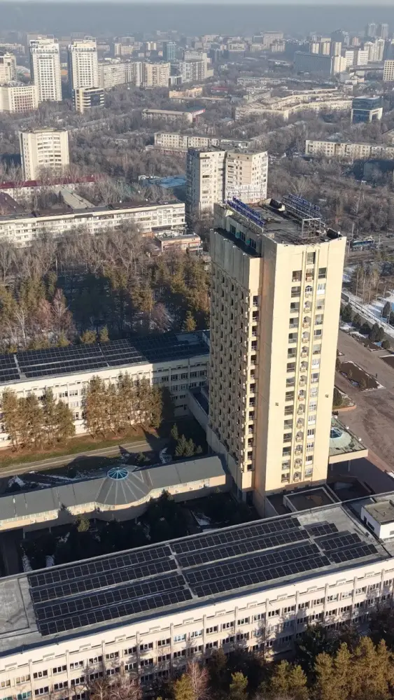 На крышах учебных корпусов КазНУ установлены солнечные панели (6)