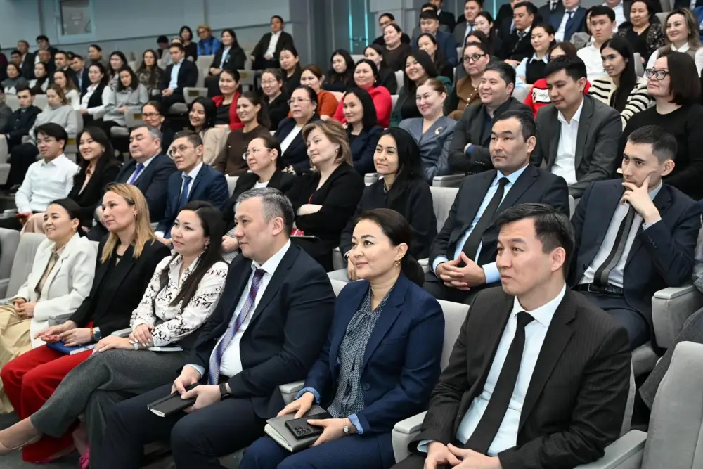 Дархан Жазыкбай обсудил развитие госслужбы с сотрудниками министерств транспорта, промышленности и строительства РК (2)