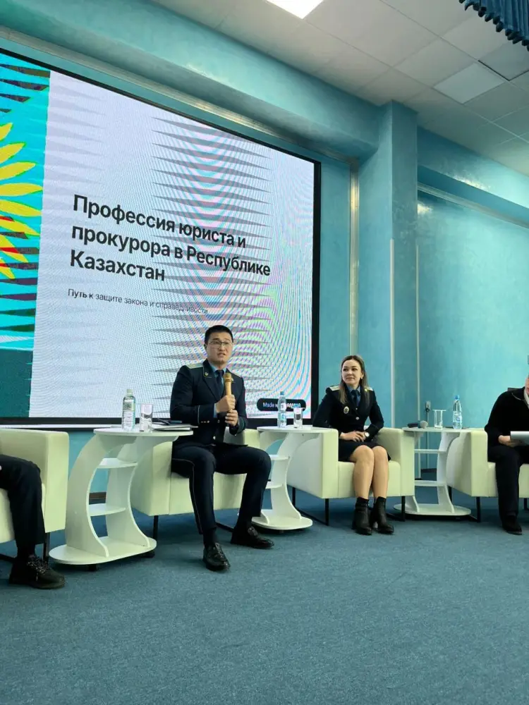 В Астане школьники провели открытое интервью с прокурорами (4)