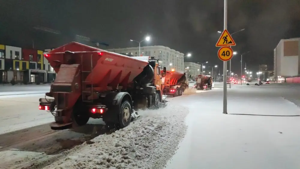 Тысяча единиц спецтехники задействована в снегоуборочных работах в Астане (4)
