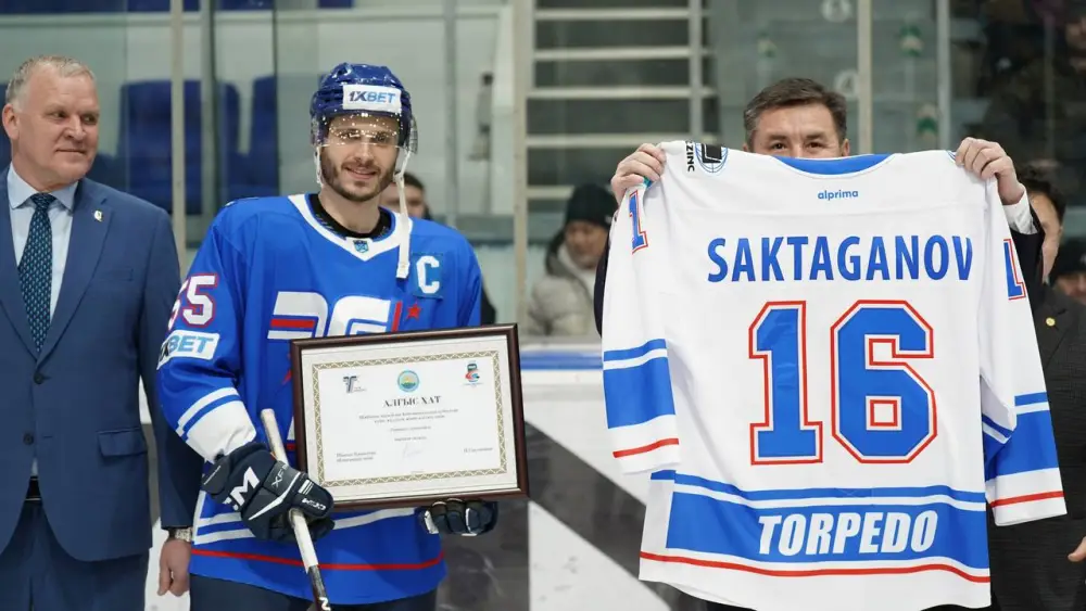 Аким ВКО наградил хоккеистов команды «Торпедо» (6)