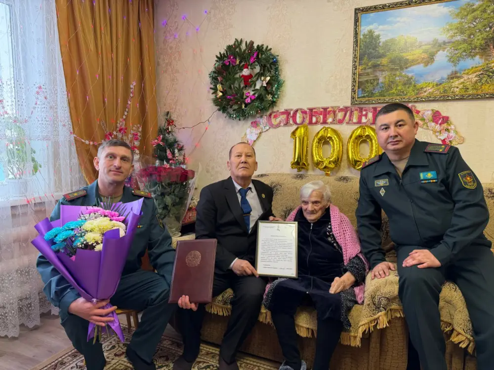 В Павлодарской области военнослужащие поздравили с вековым юбилеем ветерана войны Марию Матюшину (2)