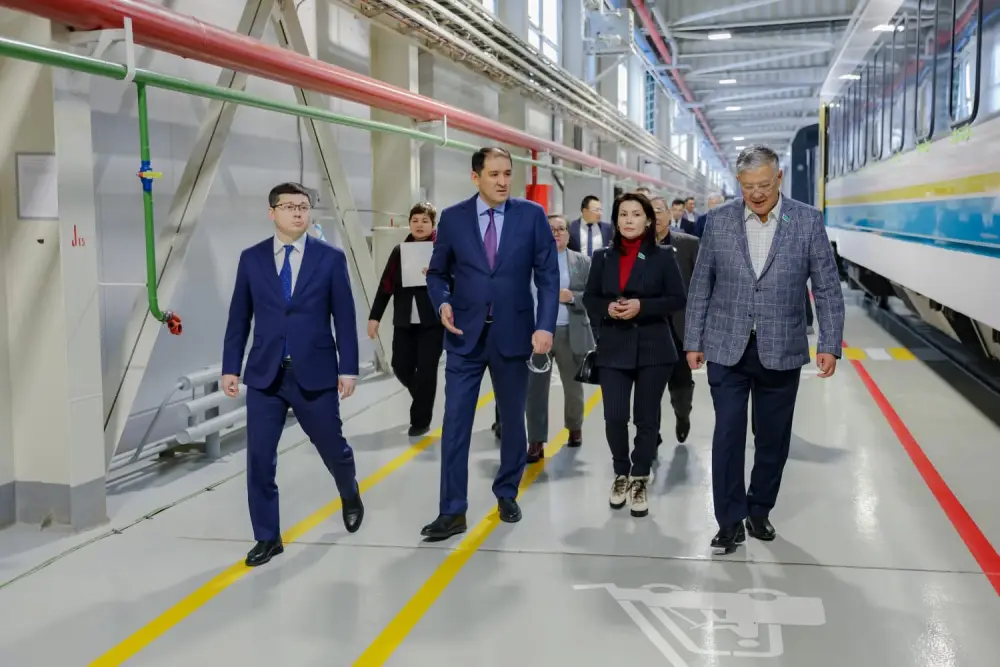 Депутаты Сената ознакомились с производством пассажирских вагонов в Астане (4)