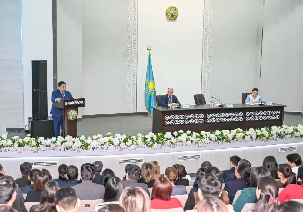 Дархан Жазықбай обсудил развитие госслужбы с сотрудниками министерств транспорта, промышленности и строительства РК (3)