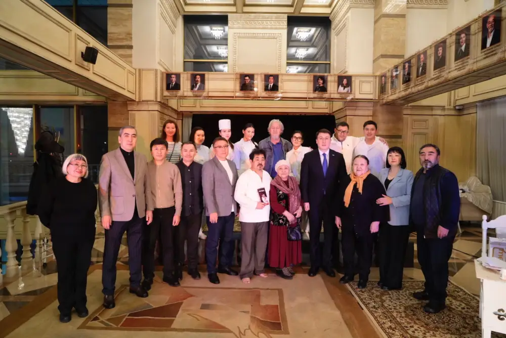 В области Жетісу академический драматический театр имени Бикен Римовой представил моноспектакль «Мұқағали» (9)