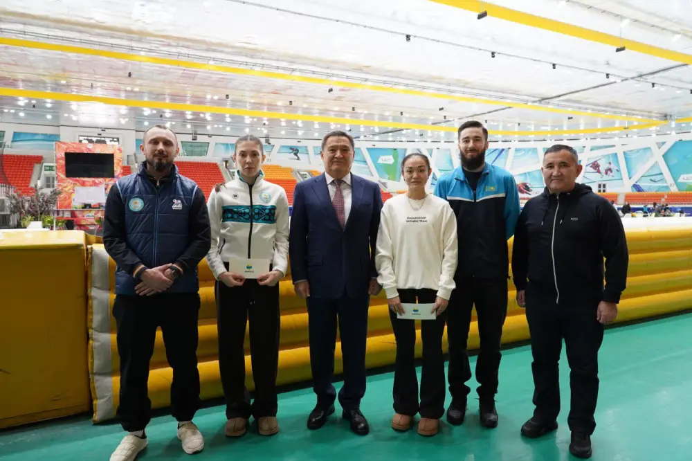 Аким Акмолинской области Марат Ахметжанов встретился с конькобежцами (2)