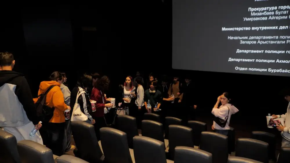 Зрители после киносеанса в Астане организовали необычную экоакцию (2)