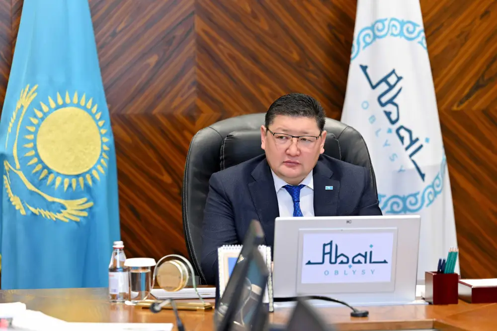 Аким области Абай проводит прием руководителей управлений, где заслушивает отчеты (2)