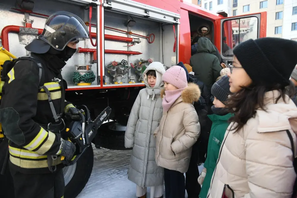 «Закон и порядок»: как не попасть в ловушку мошенников и что делать при ЧС, рассказали столичным школьникам (10)