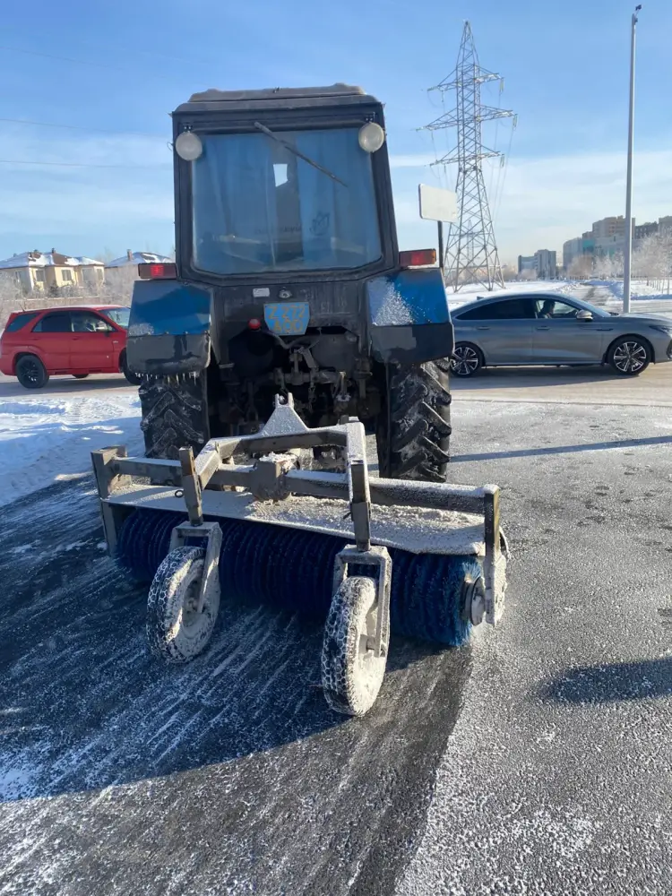 Более 1 100 единиц спецтехники вывели на уборку снега в Астане (10)