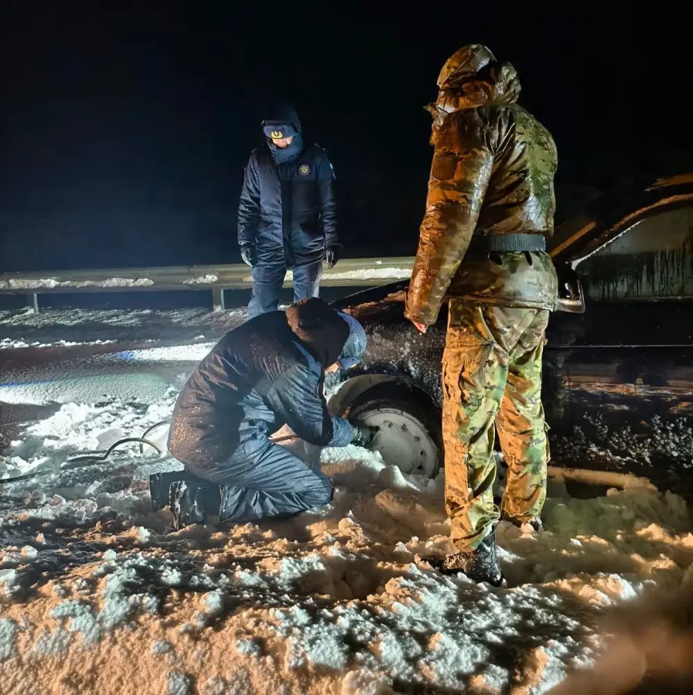 Спасатели МЧС Казахстана за прошедшие пять суток из снежных заносов спасли и эвакуировали 257 человек (3)