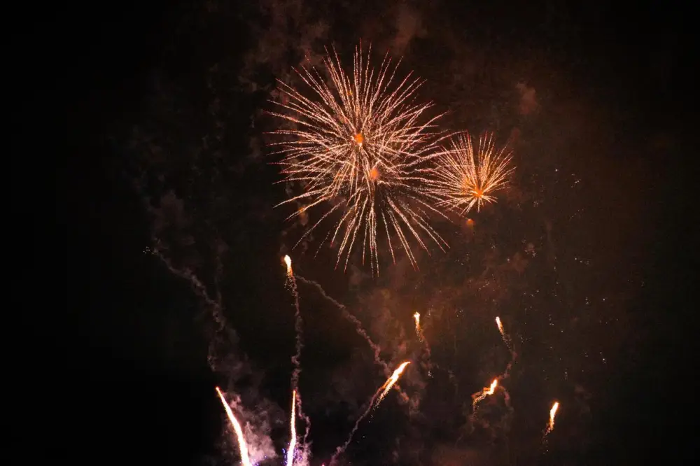 Новогодние салюты в Астане запустили в двух местах (9)