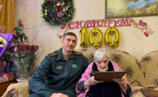 Военнослужащие Павлодарской области отметили вековой юбилей ветерана войны, подчеркивая важность уважения к истории и героям