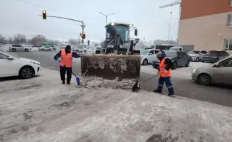 Уборка снега в Астане 1517 единиц спецтехники 2983 дорожных рабочих
