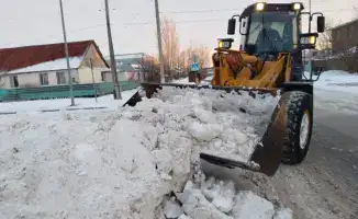 Коммунальные службы Астаны продолжают борьбу со снегом, обеспечивая безопасность передвижения горожан