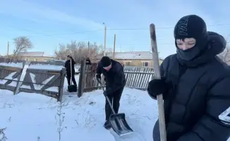 Волонтёры помогают пожилым людям в Наурзумском районе в рамках акции «Снежный десант»