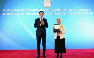 Государственный советник вручил Золотую звезду и орден «Отан» родственникам героя Бауыржана Момышулы