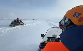 Лыжник под снегом: спасатели в действии!