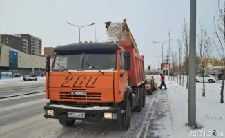 Коммунальные службы Астаны продолжают борьбу со снежными завалами: более 2,9 млн кубометров снега вывезено с начала зимы.