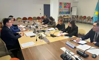 Вице-министр Ербол Тасжуреков и представитель ПРООН Катаржина Вавьернина обсуждают проекты в устойчивом сельском хозяйстве