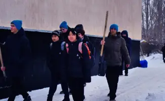 Массовая волонтерская акция школьников в Астане: 6903 участника очищают город от снега