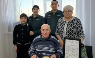 В Костанае военнослужащие поздравили ветерана с 101-летием и Рождеством