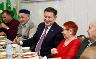 Аким ВКО провёл новогодний вечер с одинокими пожилыми людьми