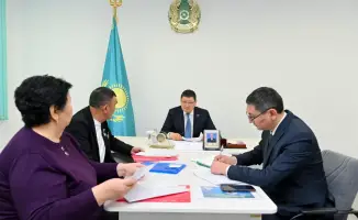 Аким области Берик Уали провел прием граждан, обсуждая вопросы жилья, дорог и земель