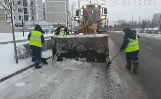 Астана мобилизует более 1300 единиц спецтехники для борьбы со снегом