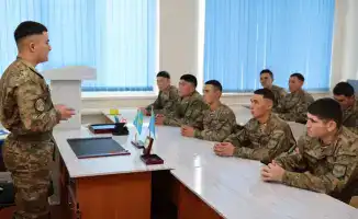 Многоязычный солдат из Национальной гвардии демонстрирует мастерство общения на семи языках