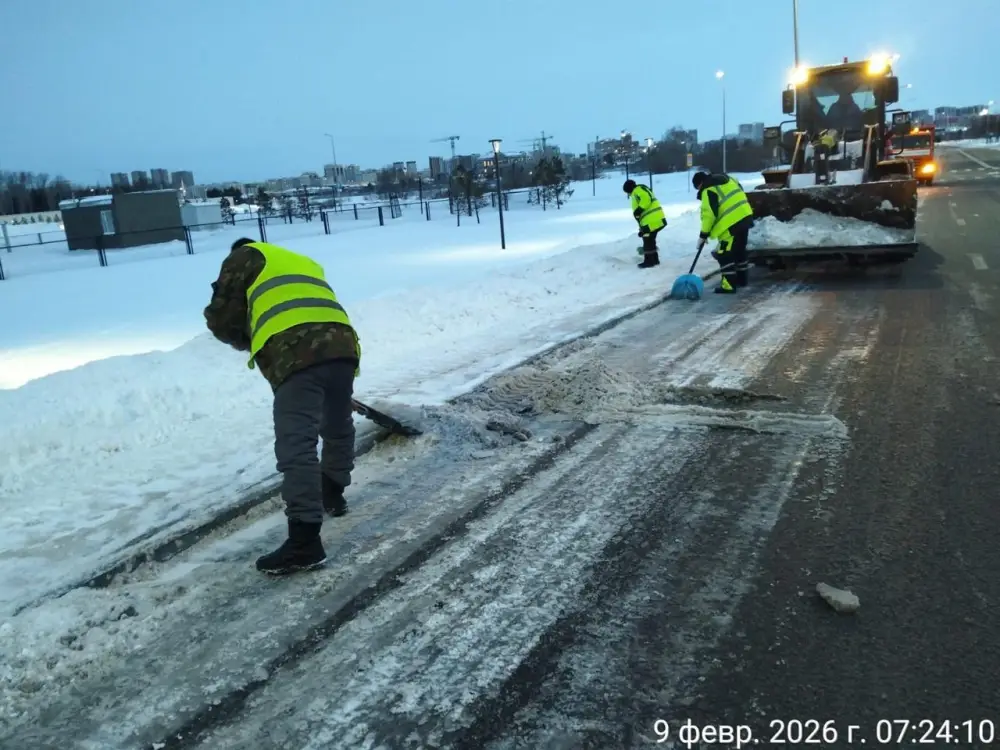 Около двух тысяч дорожных рабочих задействовано в снегоуборке в Астане (9)