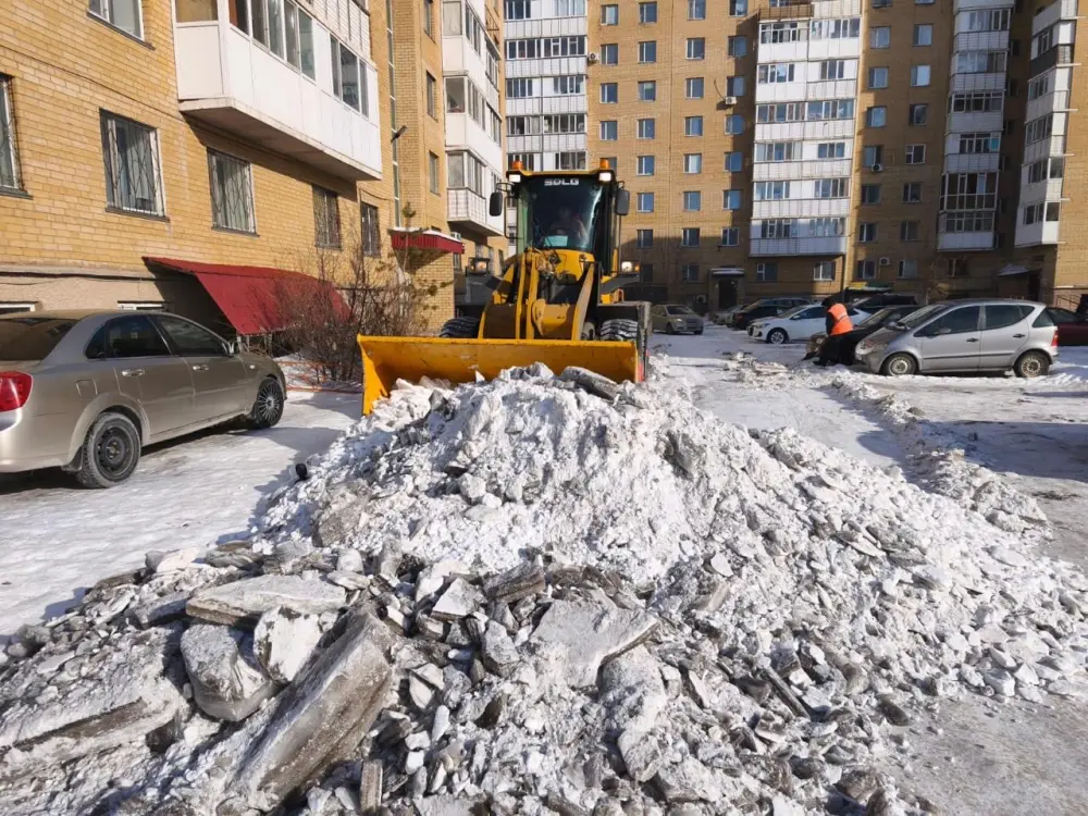 Более 3 100 дорожных рабочих задействовано в снегоуборочных работах в Астане (7)