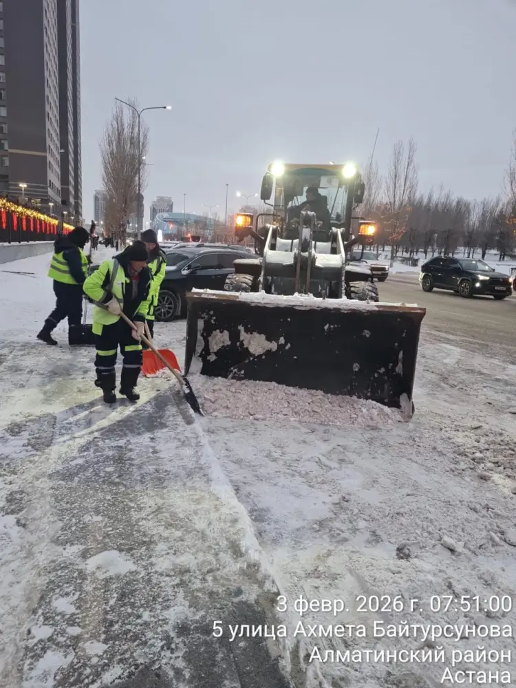Более 3 000 дорожных рабочих и 1 600 единиц спецтехники заняты в снегоуборочных работах в Астане (2)