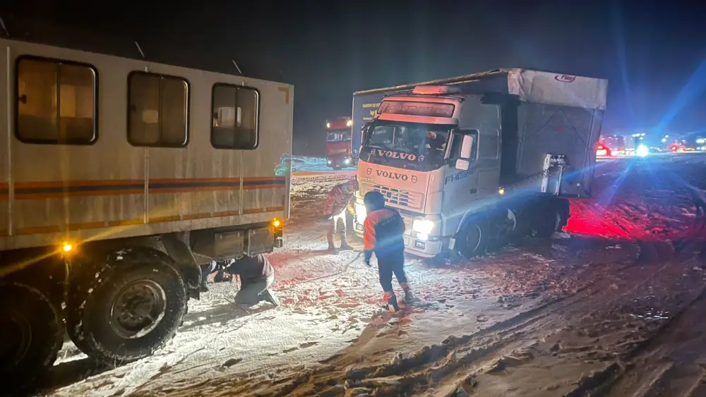 Спасатели МЧС Казахстана за прошедшие выходные из снежных заносов спасли и эвакуировали 126 человек (2)