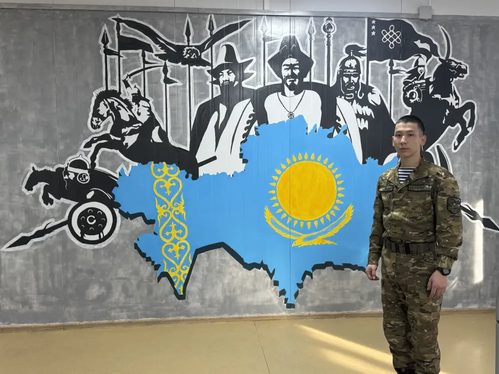 Служба в строю и искусство: матрос морской пехоты создает картины о героях истории Казахстана (7)