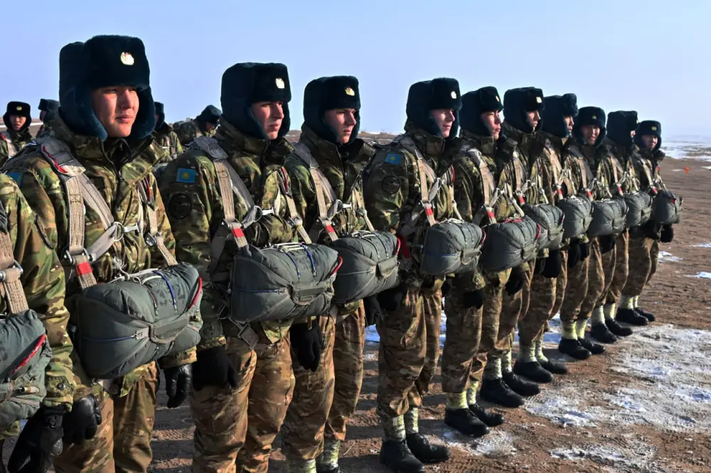 Первые прыжки выполнены: 196 солдат срочной службы десантировались с парашютом (6)