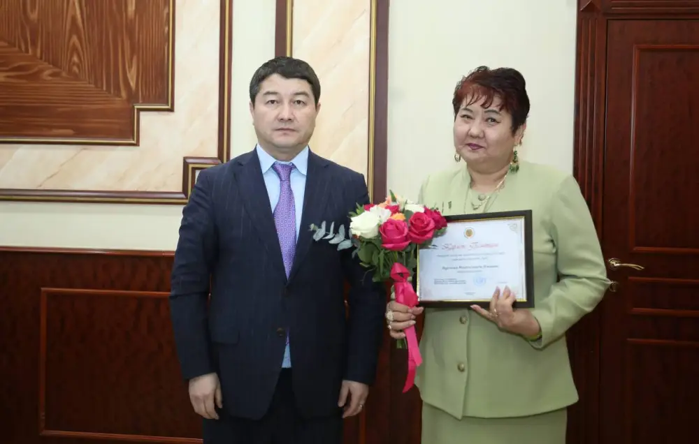 Аким Мангистауской области обсудил конституционные реформы РК с представителями культуры и СМИ (6)