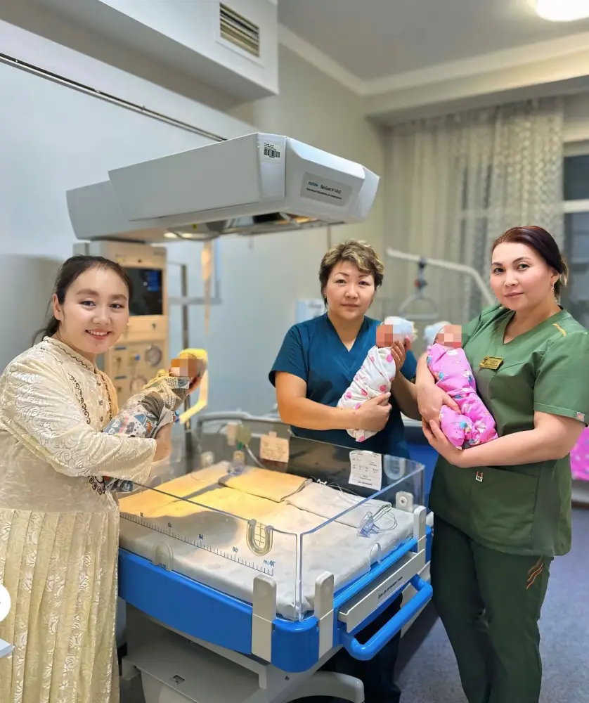 В Алматы 39-летняя женщина родила тройню и сразу стала многодетной мамой (2)