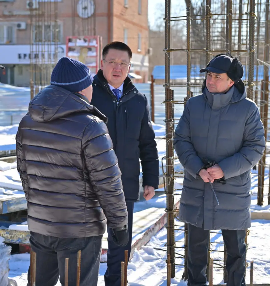 Аким области Асаин Байханов в рамках рабочей поездки посетил ряд инвестиционных объектов региона, ознакомился с ходом строительства гостиницы «Novotel», а также побывал на предприятиях центральной промышленной зоны областного центра (7)