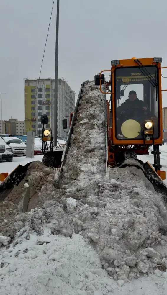 Более 1 700 единиц спецтехники задействованы в уборке снега в Астане (5)