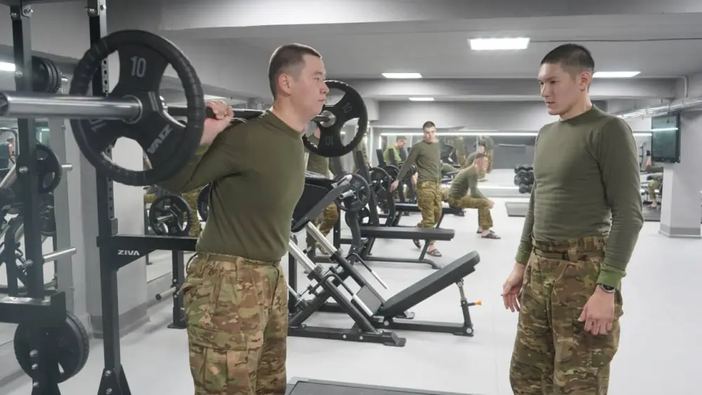 Казахстанский призер чемпионата мира по конькобежному спорту проходит срочную службу в Алматинском гарнизоне (5)