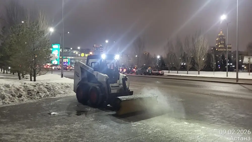 1700 единиц спецтехники вышли на уборку снега в Астане ночью (7)