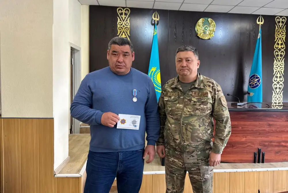 Педагога ВКО за спасение детей при пожаре наградили медалью (2)