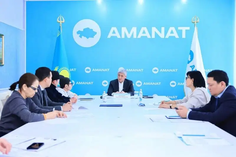 Ермаганбет Булекпаев провёл приём жителей в филиале партии Amanat (4)