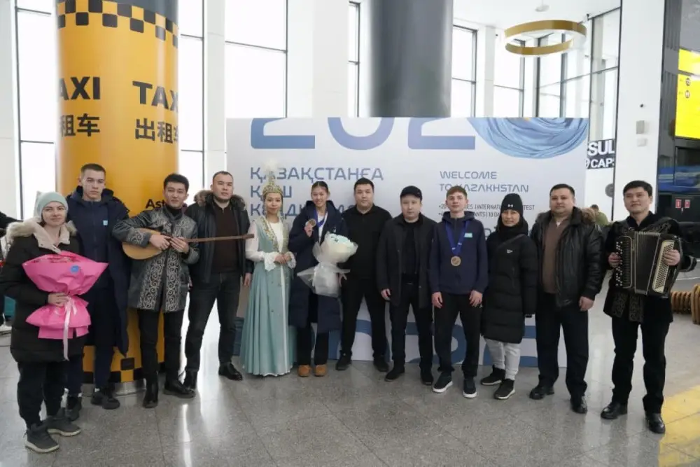 В столичном аэропорту болельщики торжественно встретили спортсменов, вернувшихся с чемпионата мира (2)